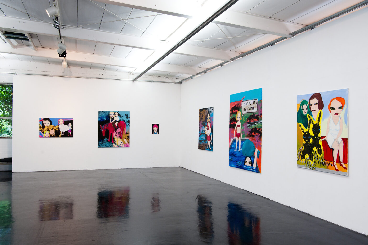 Ausstellungsansicht mehrere große Bilder in der Ausstellungshalle 1a in Frankfurt